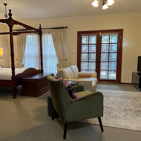 Wine And Roses Bed And Breakfast Adelaide Bagian luar foto
