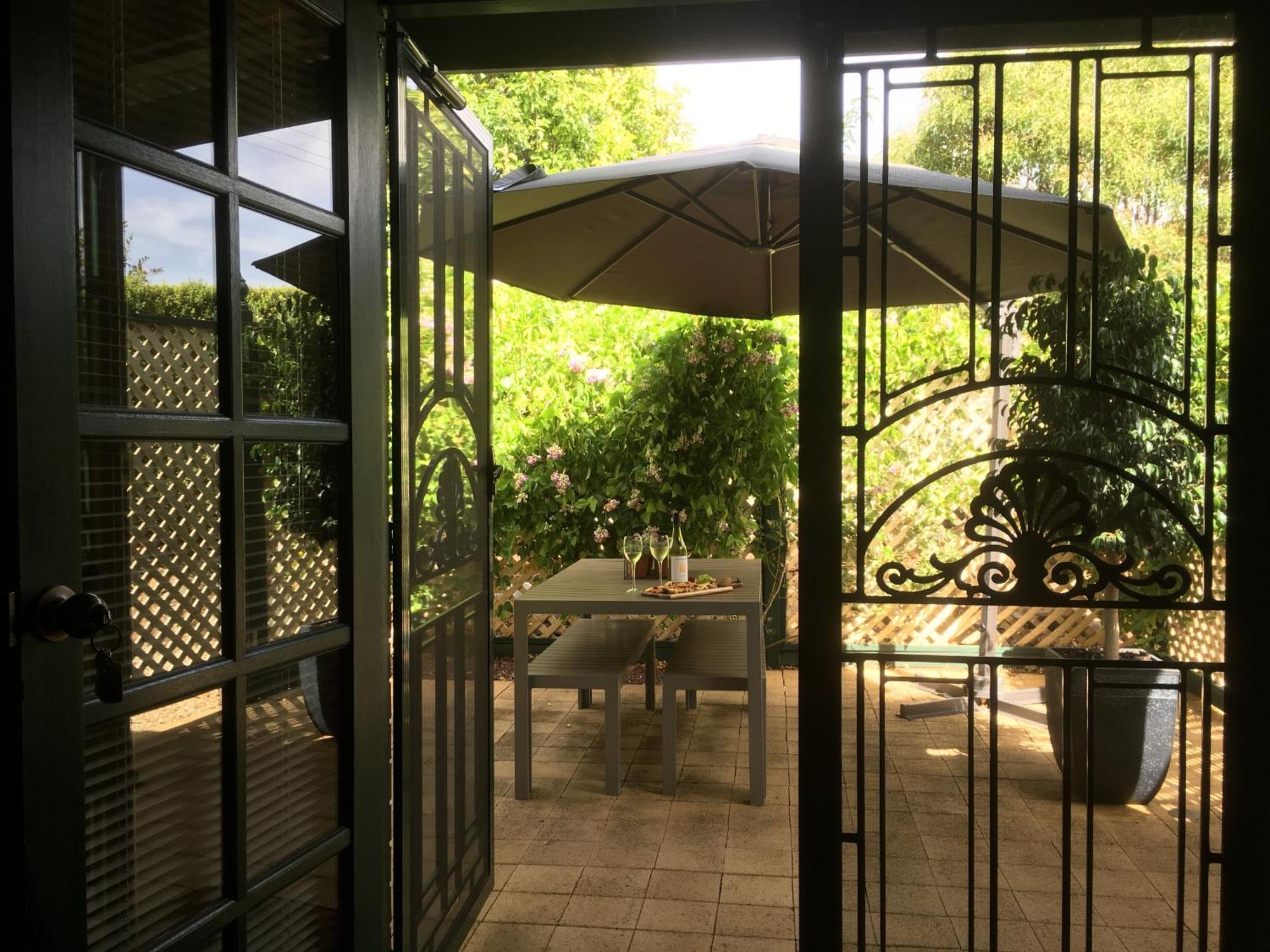 Wine And Roses Bed And Breakfast Adelaide Bagian luar foto