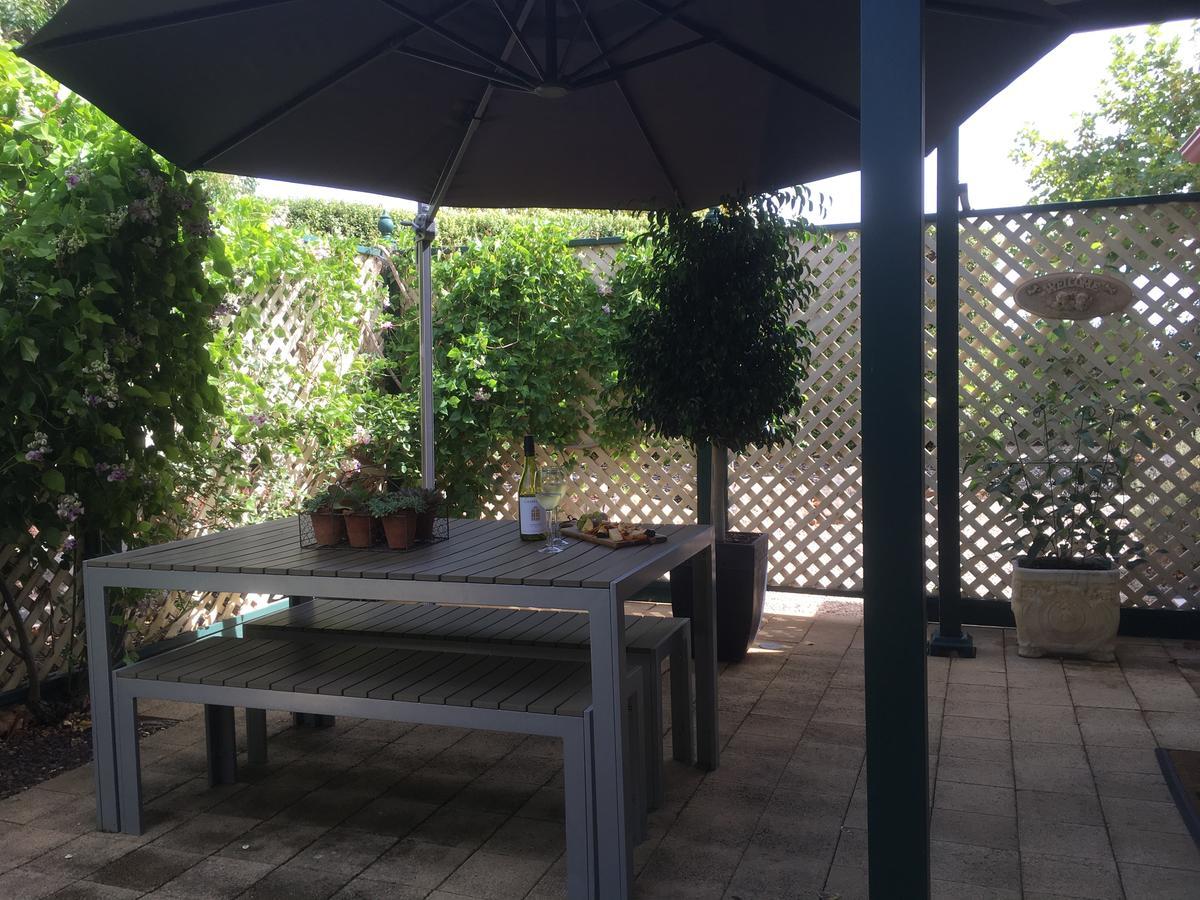 Wine And Roses Bed And Breakfast Adelaide Bagian luar foto